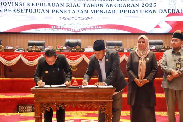 Gubernur Kepri Ansar Ahmad Bersama Ketua Dprd Iman Sutiawan