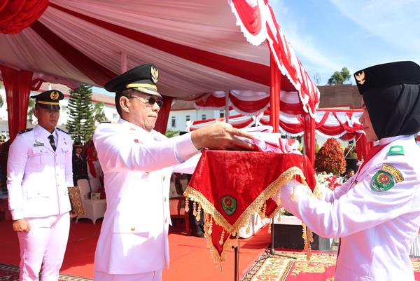H. Gus Irawan Pasaribu Se Ak Ca Mm Saat Menyerahkan Bendera Merah Putih