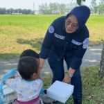Humas Polres Metro Bekasi Tebar Kebaikan Dengan Berbagi Kepada Sesama