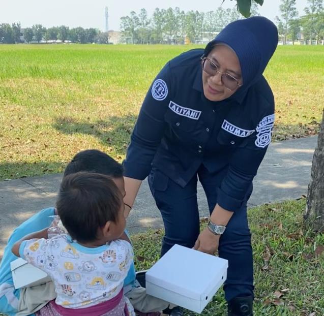 Humas Polres Metro Bekasi Tebar Kebaikan Dengan Berbagi Kepada Sesama