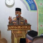 Kapolres Metro Bekasi Salurkan 25 Mushaf Al-Qur’an di Masjid Raya At-Tauhid