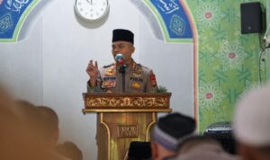 Kapolres Metro Bekasi Salurkan 25 Mushaf Al-Qur’an di Masjid Raya At-Tauhid