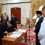 Bupati Karimun Lantik Dirut dan Direktur Kepatuhan Perumda BPR Tuah Karimun, Targetkan Penguatan Modal