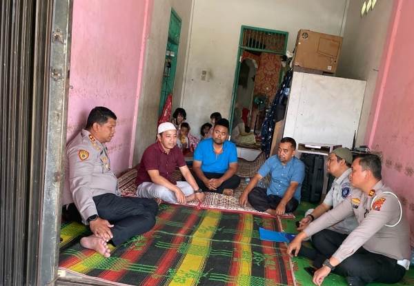 Kapolres Madina Serahkan Spt Jasa Raharja Almarhumah Fathia Kepada Orang Tuanya