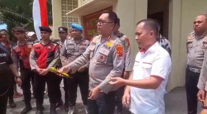Kapolres Padang Lawas Akbp Dodik Yuliyanto Sik Saat Menemui Ratusan Mahasiswa Aksi Unjuk Rasa Di Mapolres Padang Lawas