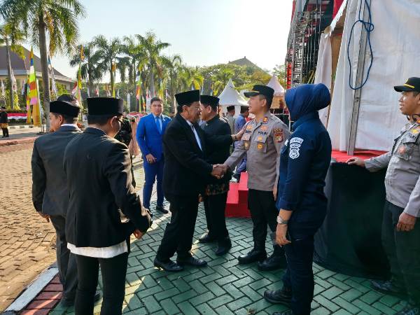Kapolsek Cikarang Pusat Pimpin Pengamanan Upacara Hari Jadi Kabupaten Bekasi Ke 75
