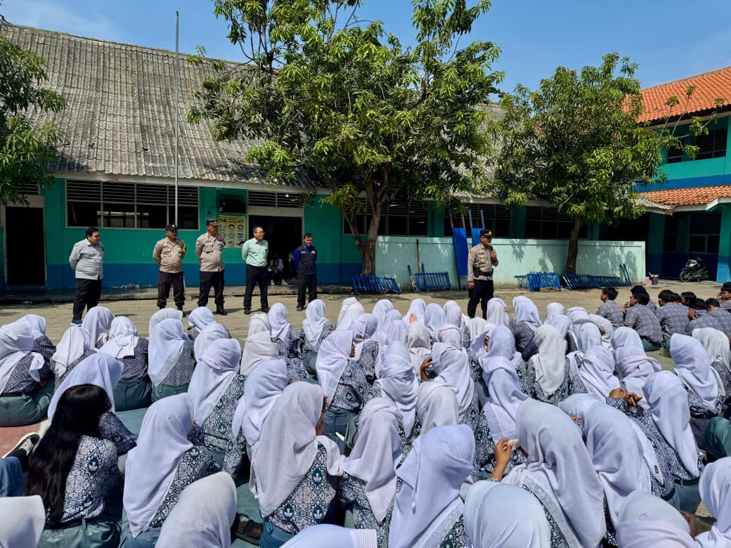 Kapolsek Kedungwaringin Memberikan Arahan Di Smk Karya Bakti