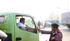 Kapolsek & Wakapolsek Cikarang Barat Turun ke Jalan Rayakan Semangat Kemerdekaan