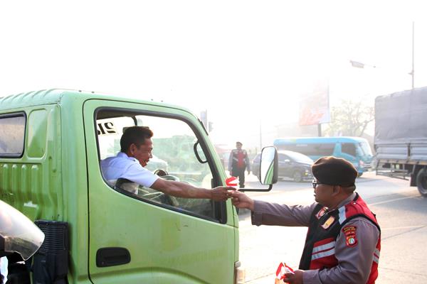 Kapolsek Wakapolsek Cikarang Barat Turun Ke Jalan Rayakan Semangat Kemerdekaan