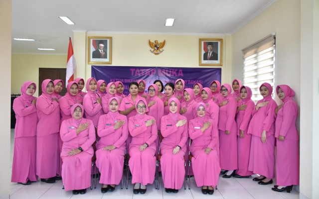 Ketua Bhayangkari Cabang Polres Metro Bekasi Tatap Muka Dengan Pengurus Ranting Bhayangkari Polsek Cikarang Pusat