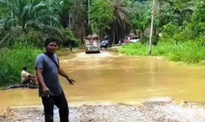Banjir Rendam Jalan Gua Asom, Akses Angkola Selatan-Padangsidimpuan Lumpuh