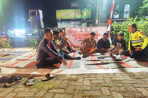 Ngopi Kamtibmas Di Angkringan Cak Narto Polsek Cikarang Pusat Gandeng Warga Cegah Kejahatan Jalanan