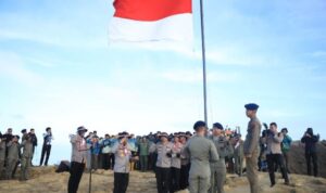 Polda Jabar Kibarkan Merah Putih di Puncak Gunung Ciremai, Rayakan HUT RI ke-80