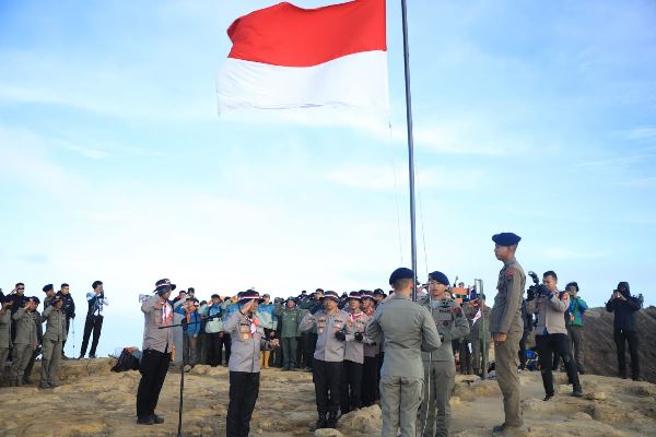 Pengibaran Bendera Gunung Ciremai Polda Jabar Rayakan Hut Ri Ke 80 Dengan Semangat Nasionalisme