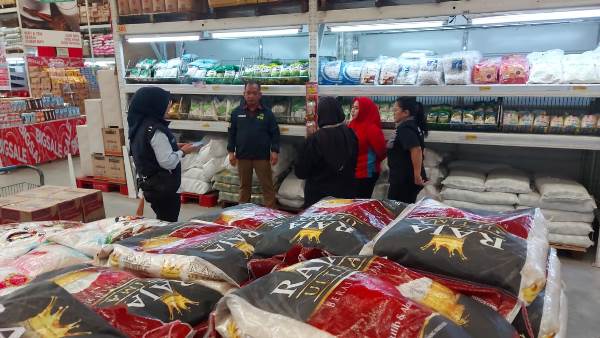 Polda Sumsel Sidak Pasar Palembang Temukan Stok Beras Sphp Tersendat2