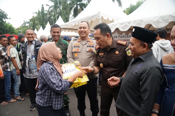 Polres Metro Bekasi Gelar Gerakan Pangan Murah Bersama Bulog Ringankan Beban Warga Dan Dukung Umkm Lokal