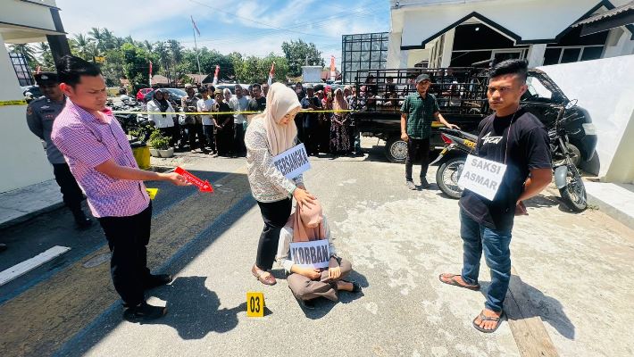 Rekonstruksi Ulang Kasus Kekerasan Dan Penjambakan Rambut