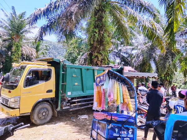 Rumah Duka Almarhum Rd 35 Seorang Toke Berondolan Di Kecamatan Angkola Selatan