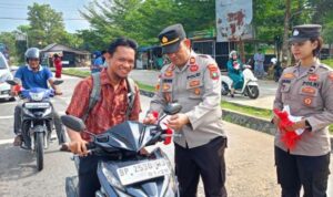 Sat Intelkam Polres Bintan Bagikan 300 Bendera Merah Putih Sambut HUT RI ke-80