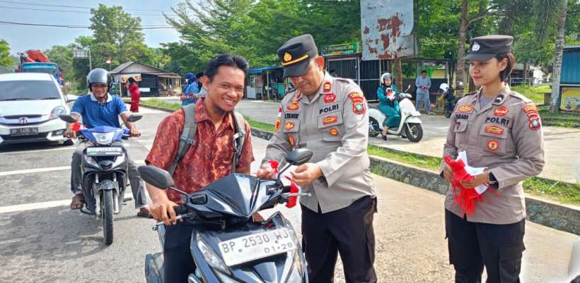 Sat Intelkam Polres Bintan Bagikan 300 Bendera Merah Putih Sambut Hut Ri Ke 80