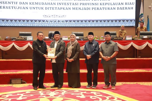 Serah Terima Dokumen Perda Pemberian Insentif Dan Kemudahan Investasi Oleh Gubernur Kepri Ansar Ahmad Kepada Unsur Pimpinan Dprd Kepri