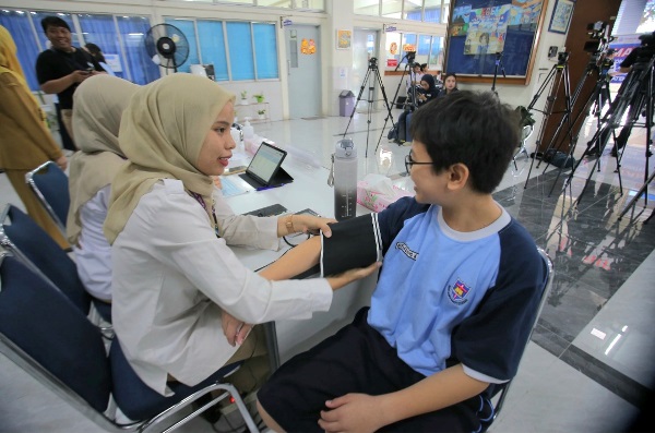 Siswa Smpk Penabur Gading Serpong Kabupaten Tangerang Melakukan Program Cek Kesehatan Gratis