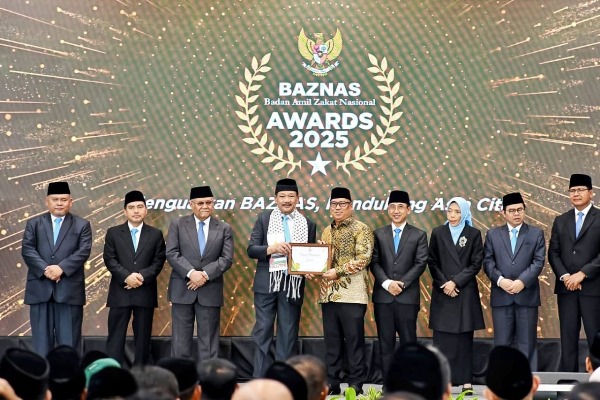 Wakil Gubernur Kepri Nyanyang Haris Pratamura Menerima Penghargaan Pada Perhelatan Baznas Award 2025 Di Hotel Grand Mercure Ancol Jakarta