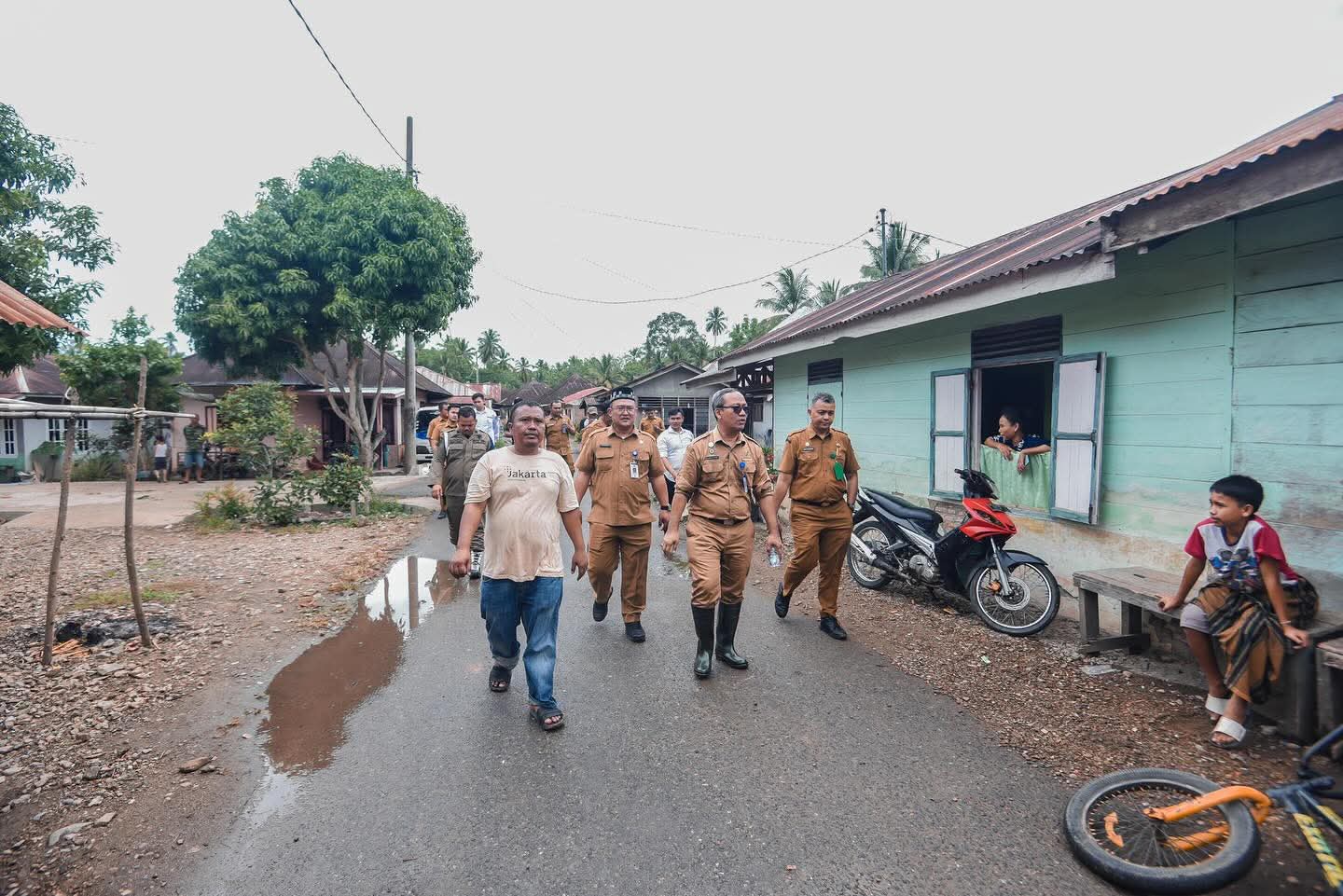 Plt. Sekda Kota Padangsidimpuan, Rahmat Marzuki, SH, MH, CGCAE, Kepala Desa Manunggang Jae, Siddik Harahap dan Unsur OPD Lainnya saat menuju lokasi Persawahan di Desa Manunggang Jae, Kecamatan Padangsidimpuan Tenggara, Kota Padangsidimpuan. (Saipul Bahri Siregar)