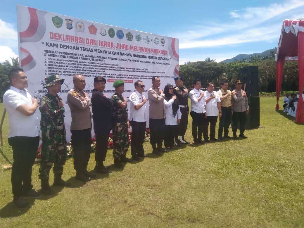 Kapolres Tapsel, AKBP Yon Edi Winara, SH, SIK, MH , Personel Polres Tapsel, Camat Angkola Selatan, Dody Kurniawan Siregar, SAP, MM, Babinsa Kelurahan Pardomuan, Romy Sikumbang foto bersama saat acara Deklarasi Dan Ikrar Jihad Melawan Narkoba di Lapangan PT. ANJ AGRI Siais, Paraupan, Kelurahan Pardomuan, Kecamatan Angkola Selatan, Kabupaten Tapanuli Selatan. (Saipul Bahri Siregar).