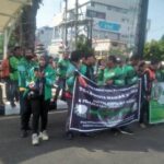 Ojol Seluruh Indonesia Terinspirasi, Aksi Damai Palembang Bagikan 1000 Bunga untuk TNI-Polri