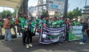 Ojol Seluruh Indonesia Terinspirasi, Aksi Damai Palembang Bagikan 1000 Bunga untuk TNI-Polri