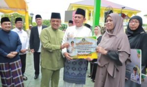 Ansar Ahmad dan Nyanyang Serahkan Bantuan Sosial & Pendidikan Saat Maulid Nabi di Pulau Penyengat