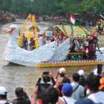 Pesan Cinta Lingkungan dari Sungai Ciliwung Lewat Parade Perahu Daur Ulang