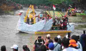 Pesan Cinta Lingkungan dari Sungai Ciliwung Lewat Parade Perahu Daur Ulang