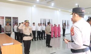 Kapolres Lahat Beri Penghargaan Kenaikan Pangkat Pengabdian kepada Kompol Arman