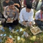 Ketua DPRD Madina Berbaur dan Makan Nasi Bungkus Bersama Ratusan Mahasiswa Cipayung Plus