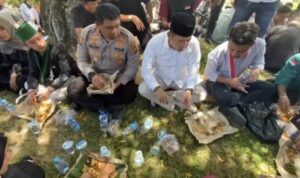 Ketua DPRD Madina Berbaur dan Makan Nasi Bungkus Bersama Ratusan Mahasiswa Cipayung Plus