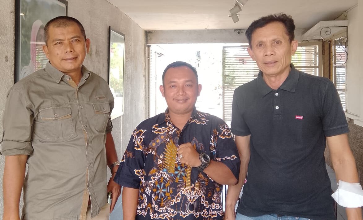 Ketua Persatuan Wartawan Indonesia (PWI) Tapanuli Bagian Selatan (Tabagsel) Kodir Pohan bersama Jurnalis Sidak News Wilayah Tabagsel, Saipul Bahri Siregar di Kota Padangsidimpuan. (Dok.Sidaknews).