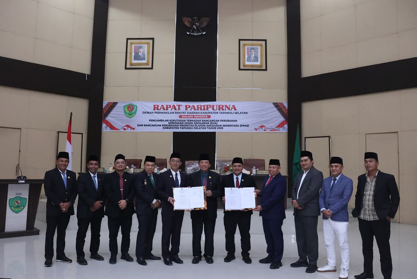 Bupati Tapanuli Selatan, H. Gus Irawan Pasaribu,SE, Ak, MM, CA, Wakil Bupati, H. Jaffar Syahbuddin Ritonga, MBA, DBA Ketua DPRD Tapsel, H. Rahmat Nasution, S.Sos , Wakil Ketua DPRD, H. Borkat , S.Sos, MM dan Anggota Dewan Perwakilan Rakyat Daerah Kabupaten Tapanuli Selatan di Rapat Paripurna. (Bahri Siregar/Prokopim Tapsel).