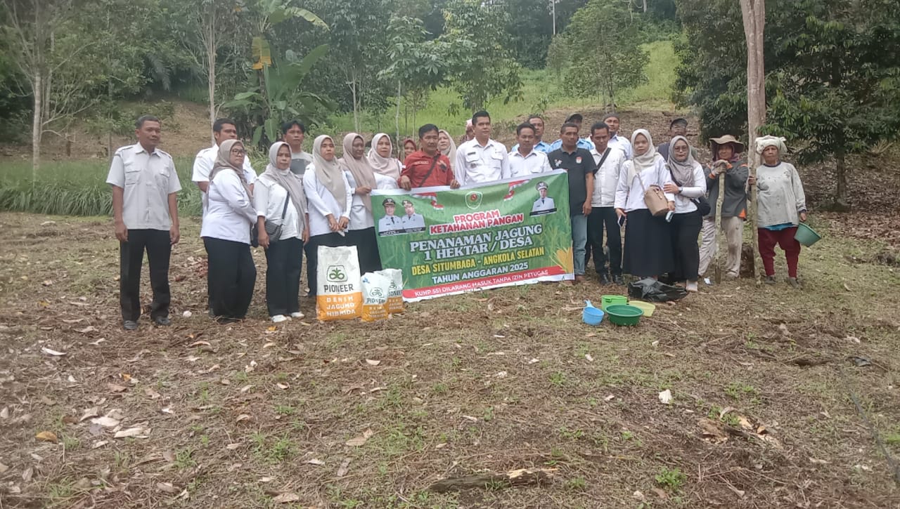 Camat Angkola Selatan, Dody Kurniawan Siregar, Kepala Desa Situmbaga, Bahri Nasution, KCD Angkola Selatan, E.L.Hugaol , Perwakilan Dinas Perikanan,Mukhlis Hutagalung, Ketua BPD, Ahmad Syukur Hutagalung, Ketua LPMD, Marahalim Harahap, Tokoh Masyarakat, Muhammad Yusuf Hasibuan, Perangkat Desa dan Masyarakat saat pelaksanaan Program Ketapang di Desa Situmbaga, Kecamatan Angkola Selatan, Kabupaten Tapanuli Selatan, Rabu (17/9/2025). (Bahri Siregar/Sidaknews).