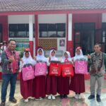 FIFGROUP Dukung Kesehatan dan Lingkungan: Bangun UKS di SDN 2 Bojongmenteng dan Tanam 360 Pohon di Lebak, Banten