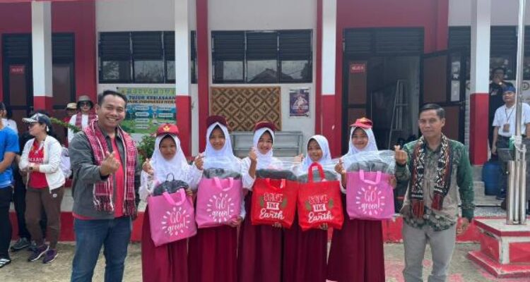 FIFGROUP Dukung Kesehatan dan Lingkungan: Bangun UKS di SDN 2 Bojongmenteng dan Tanam 360 Pohon di Lebak, Banten