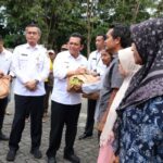 Gubernur Ansar Ahmad Serahkan 1.350 Paket Bantuan Kesejahteraan Sosial untuk Warga Tanjungpinang