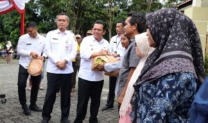Gubernur Ansar Ahmad Serahkan 1.350 Paket Bantuan Kesejahteraan Sosial untuk Warga Tanjungpinang