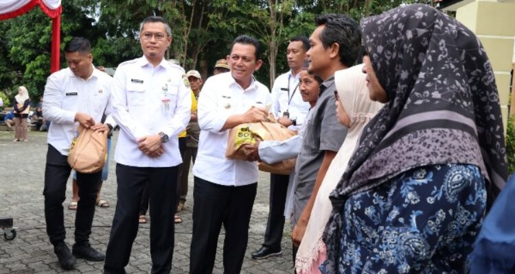 Gubernur Ansar Ahmad Serahkan 1.350 Paket Bantuan Kesejahteraan Sosial untuk Warga Tanjungpinang