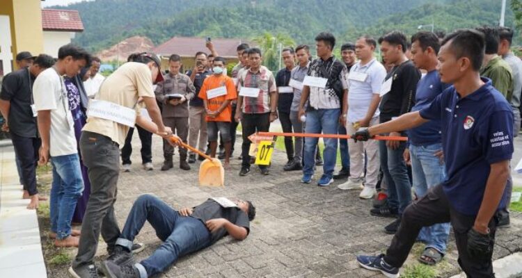 Rekonstruksi Kasus Pembunuhan di Tapteng: Dua Tersangka Ditahan, 18 DPO Diburu Polisi