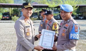Kapolres Tapteng Beri Reward untuk Tiga Anggota Berprestasi Kapolres Tapteng Beri Reward untuk Tiga Anggota Berprestasi