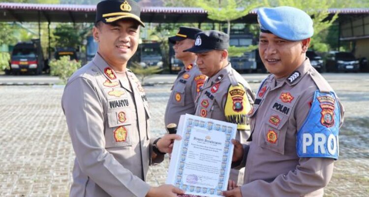 Kapolres Tapteng Beri Reward untuk Tiga Anggota Berprestasi
