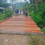 Aksi Cepat Lurah Simarpinggan Perbaiki Jembatan Kayu yang Sempat Ambruk