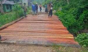 Aksi Cepat Lurah Simarpinggan Perbaiki Jembatan Kayu yang Sempat Ambruk